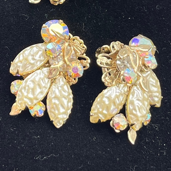 Vintage Flower, Crinkle Pearl, + A.B. Brooch + Earring set. - Picture 3 of 10